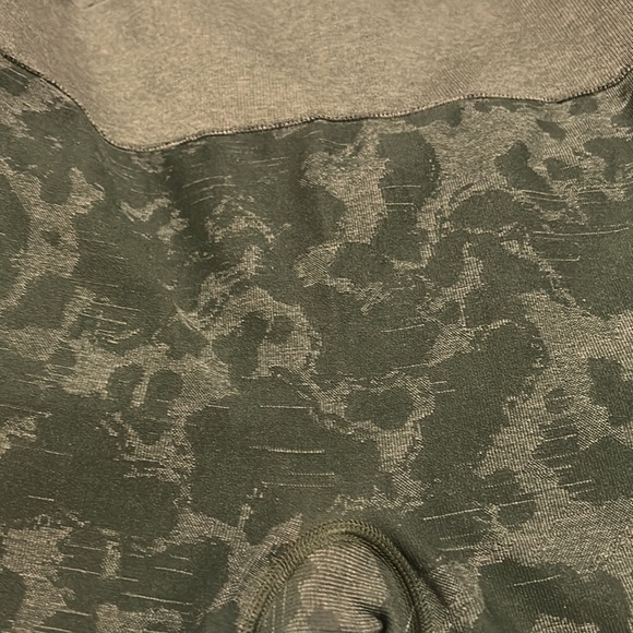 NEW GYMSHARK FLORAL CAMO BUM SCRUNCH REVERSIBLE  LEGGINGS large - Picture 8 of 10
